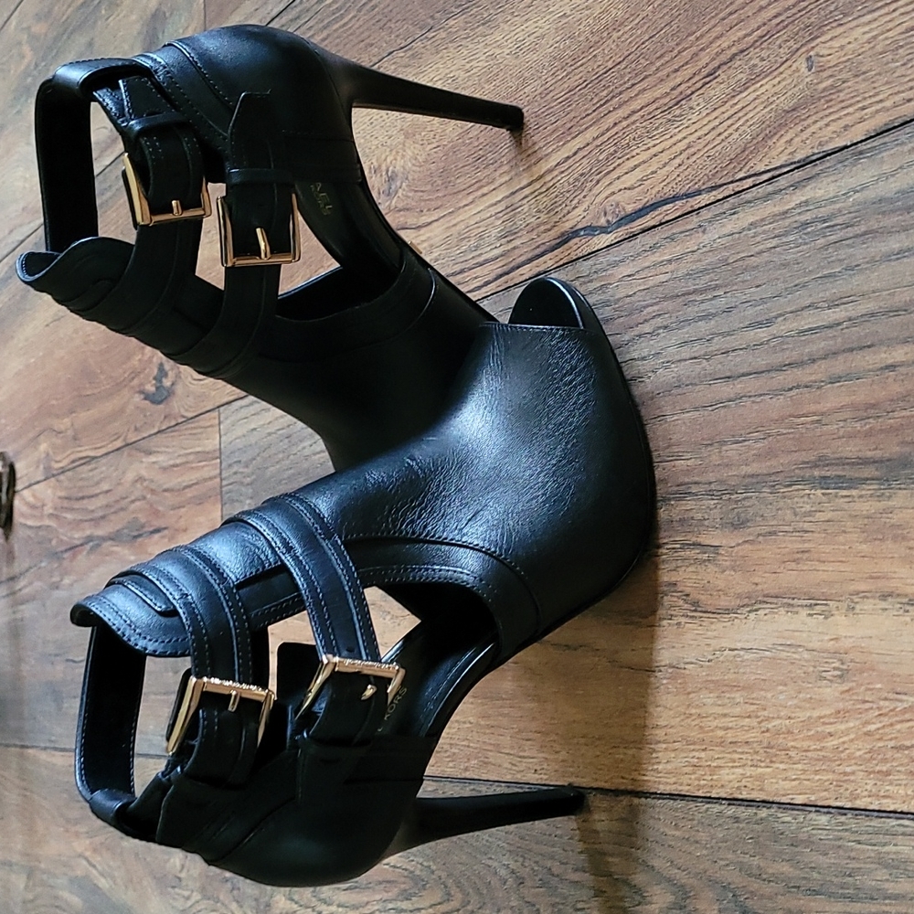 Michael Kors leather bootie 5.5